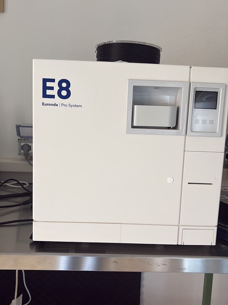 Autoclave Euronda E8 Pro System per la sterilizzazione degli strumenti nello studio podologico di Voghera
