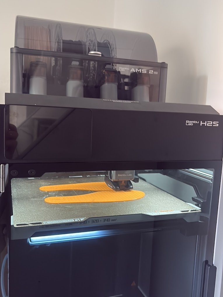 Stampante 3D nello studio podologico di Voghera durante la stampa di due plantari ortotici su misura